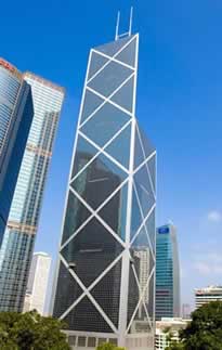 Hong kong'daki çin bankasınındış çepesinde  binanın dayanıklılığının artması için yapılmış çelikten çapraz destekler vardır.